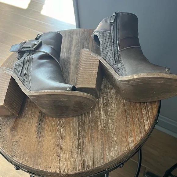 Block Heels - Picture 2 of 6